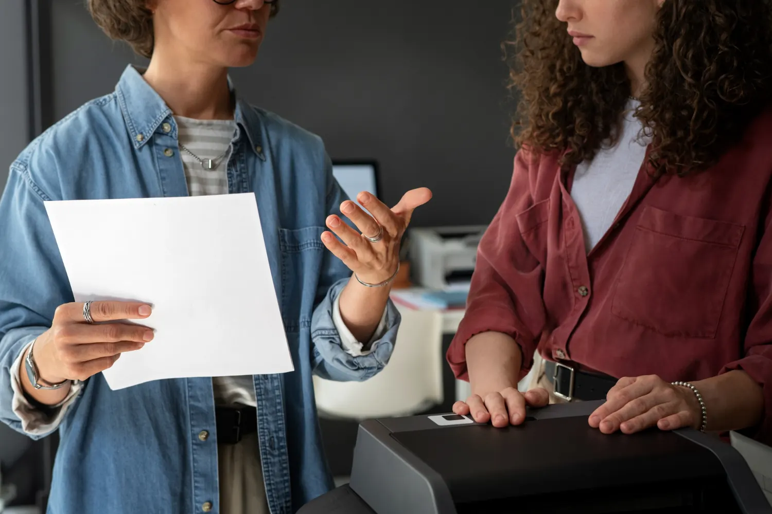 Equipe de média empresa revisando documentos impressos