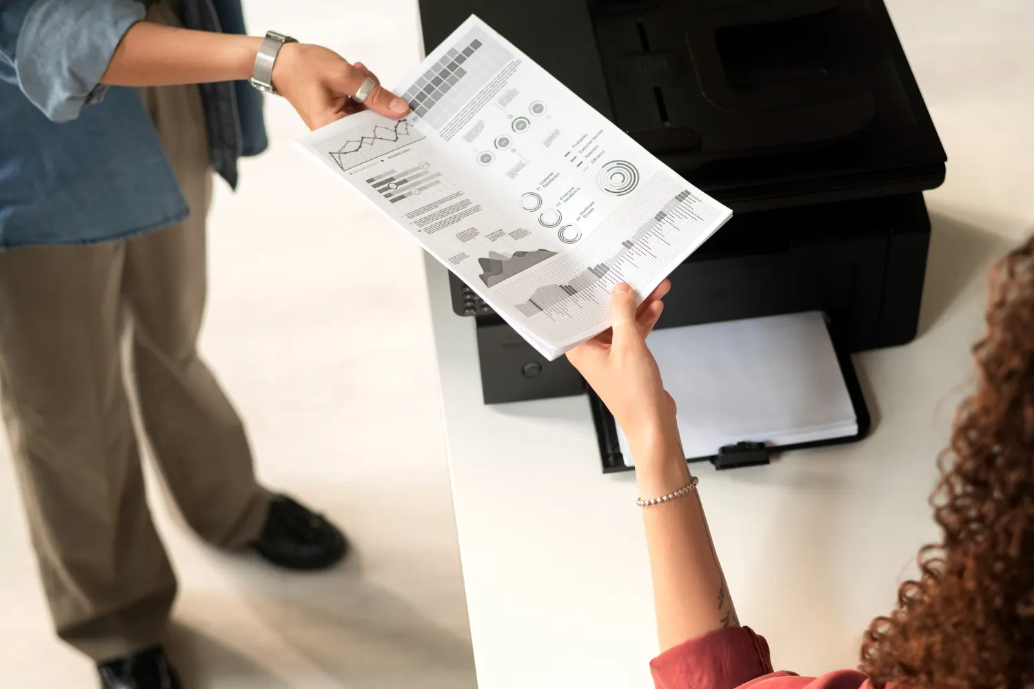Relatório impresso sendo entregue em operação corporativa